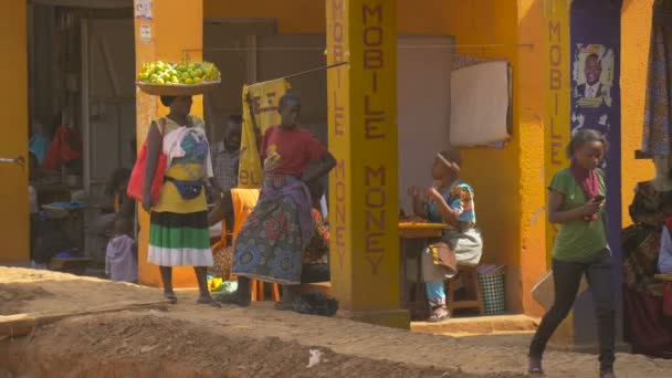 Женщины Разговаривают Перед Зданием Кабале Уганда — стоковое видео