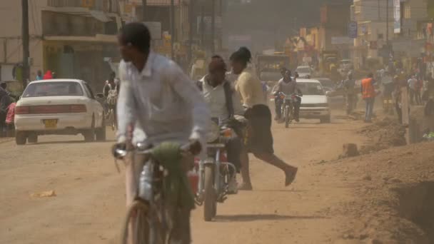 ウガンダのカバラの埃っぽい通りでの交通 — ストック動画