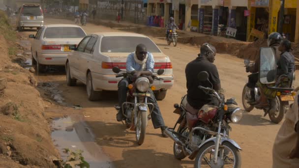 Due Uomini Seduti Sulle Loro Moto Una Strada — Video Stock