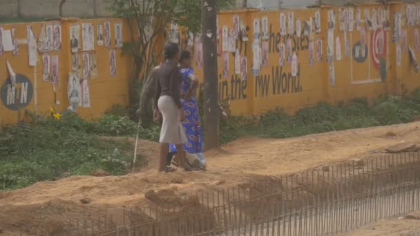 Mujeres Africanas Caminando Hombre Parado Una Calle — Vídeo de stock