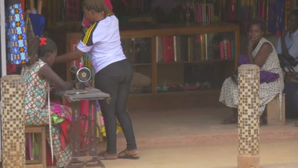 在乌干达一家裁缝店工作的妇女 — 图库视频影像