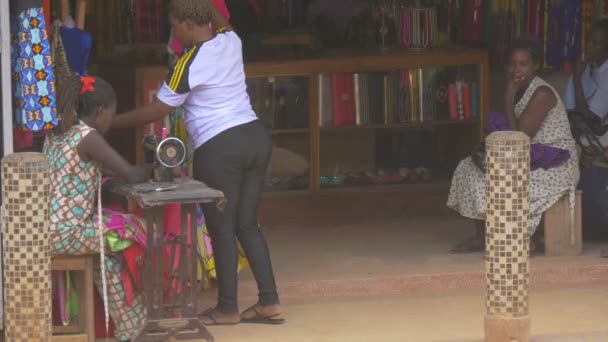 Donne Che Lavorano Una Sartoria Uganda — Video Stock