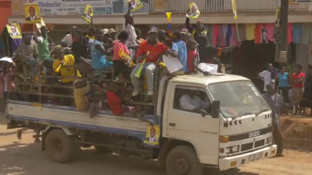 Afrikaanse Mensen Protesteren Een Auto Straat — Stockvideo