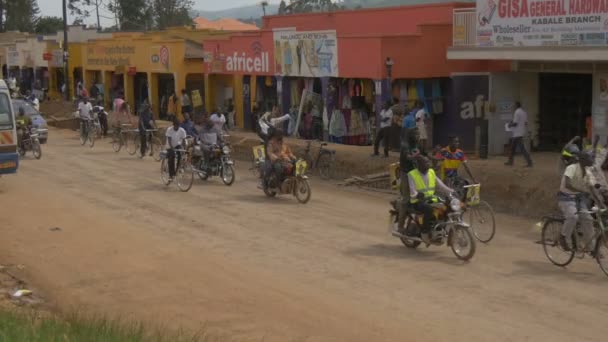 Emberek Kerékpárok Motorkerékpárok Egy Utcán Afrikában — Stock videók