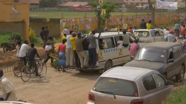 우간다의 카발레에 거리에서 정치적으로 나타나는 — 비디오