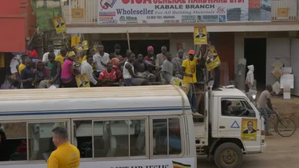 Afrikalılar Arabada Protesto Yapıyor — Stok video