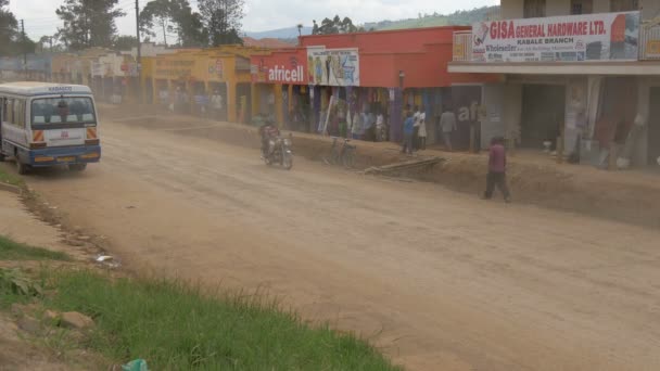 Buss Och Motorcyklar Kör Gata Uganda — Stockvideo