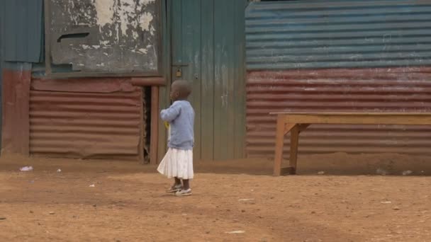 Afrikansk Flicka Går Förbi Byggnad — Stockvideo