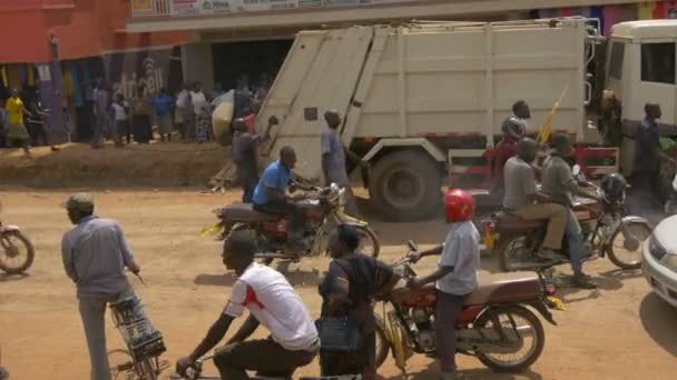 Menschen Uganda Feiern Eine Offizielle Person Auf Der Straße — Stockvideo