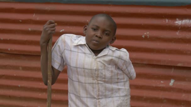 障害のあるアフリカの少年の姿を間近に見る — ストック動画