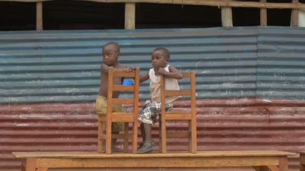 Kaksi Afrikkalaista Lasta Leikkii Pöydällä — kuvapankkivideo