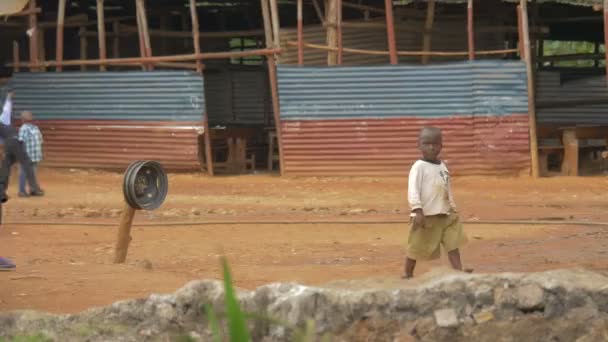 Videomateriaalia Afrikkalainen Poika Kävely — kuvapankkivideo
