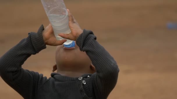 Afrikansk Jente Som Drikker Vann Fra Flaske – stockvideo