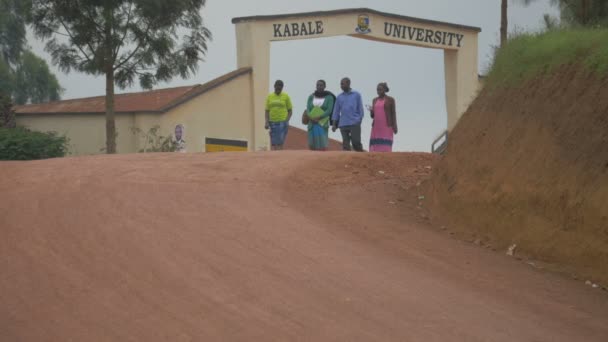 Personas Que Salen Del Patio Universidad Kabale Uganda — Vídeos de Stock