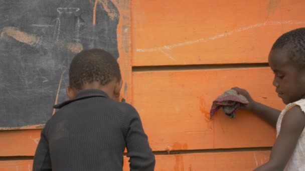 两名非洲儿童在玩耍 — 图库视频影像
