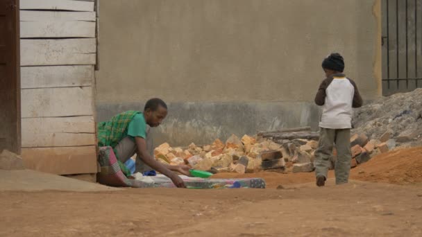 Imágenes Del Hombre Africano Comiendo — Vídeos de Stock