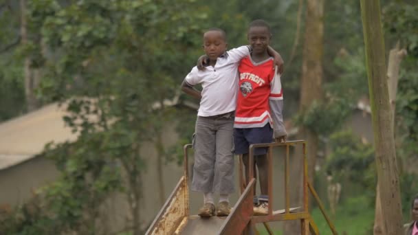 站在滑梯顶上的非洲男孩 — 图库视频影像