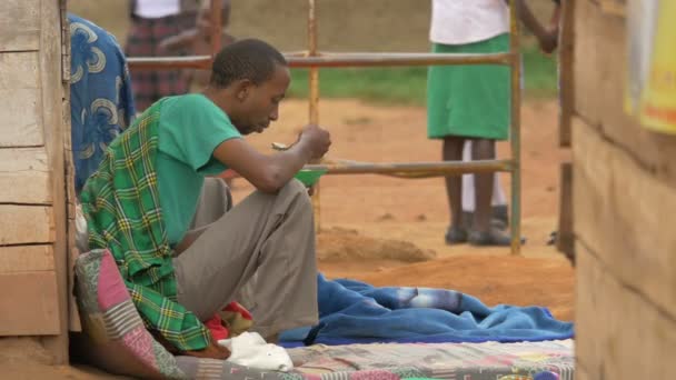 Hombre Africano Sentado Comiendo — Vídeo de stock