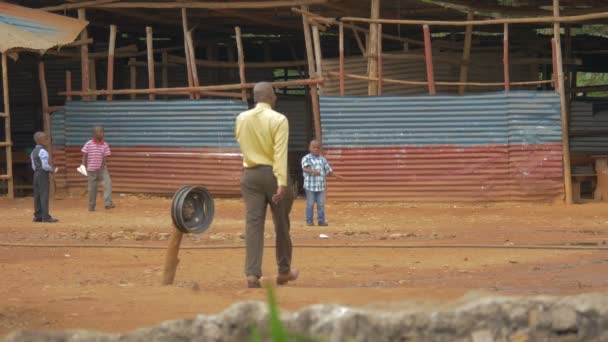 Homem Africano Caminhando Crianças Brincando — Vídeo de Stock