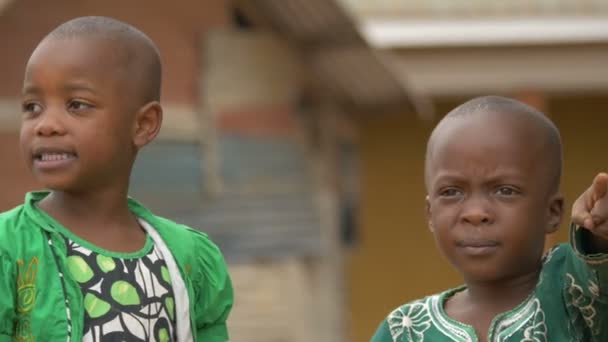 Filmaufnahmen Von Zwei Afrikanischen Kindern — Stockvideo