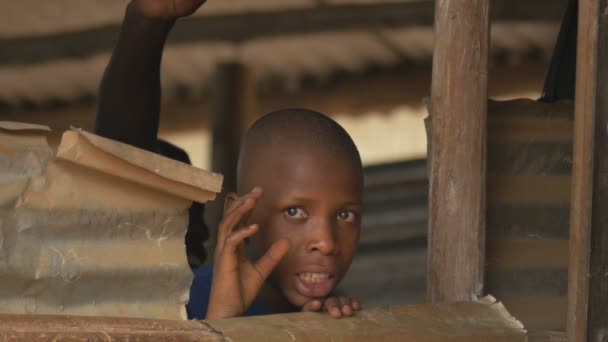 アフリカの少年が手を振って話す — ストック動画