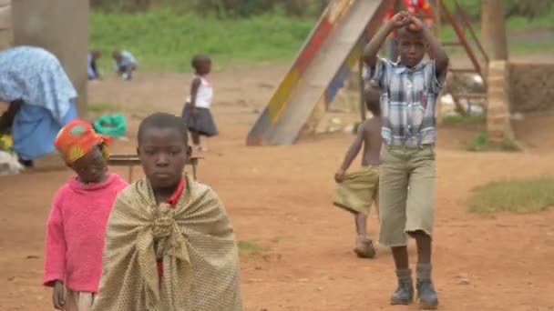 Bambini Africani Che Camminano Salutano — Video Stock