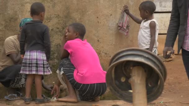 Mulheres Africanas Enchendo Latas Com Água — Vídeo de Stock