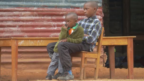 坐在椅子上的非洲男孩 — 图库视频影像