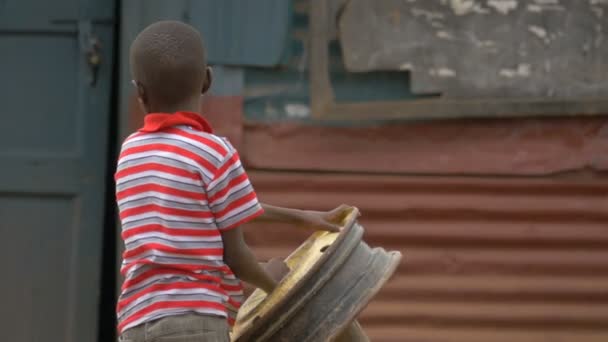 非洲男孩旋转着一个古老的边缘 — 图库视频影像