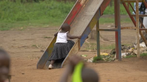 Afrikansk Jente Prøver Klatre Skred – stockvideo