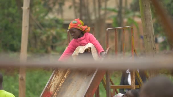 Menina Africana Cima Slide — Vídeo de Stock