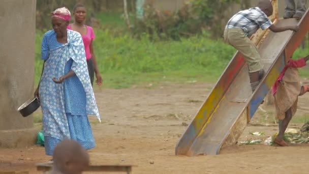 Mujer Africana Caminando Niños Deslizándose Tobogán — Vídeo de stock
