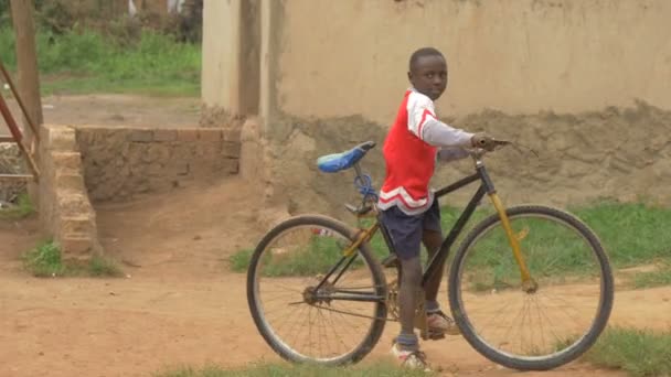 Niño Africano Tratando Montar Bicicleta — Vídeos de Stock