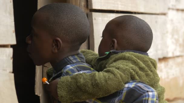 Afrikanskt Barn Som Bär Ett Annat Barn Sin Rygg — Stockvideo