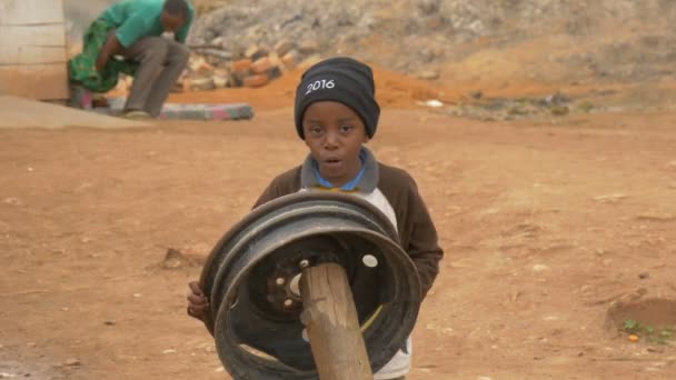 Niño Africano Jugando Con Borde Viejo — Vídeo de stock