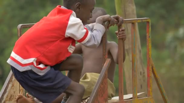 Twee Afrikaanse Jongens Zitten Een Glijbaan — Stockvideo