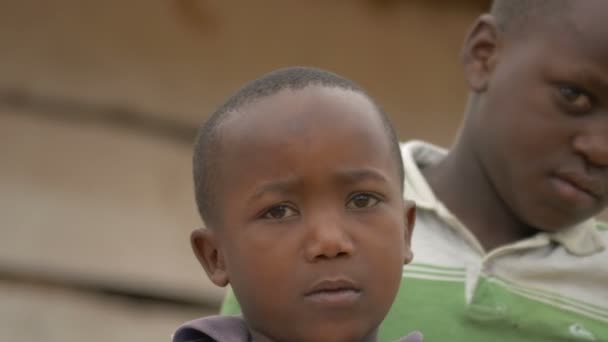 アフリカの少年たちが話して顔を作る — ストック動画