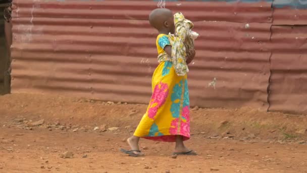 Afrikanisches Mädchen Spielt Mit Einem Tuch — Stockvideo