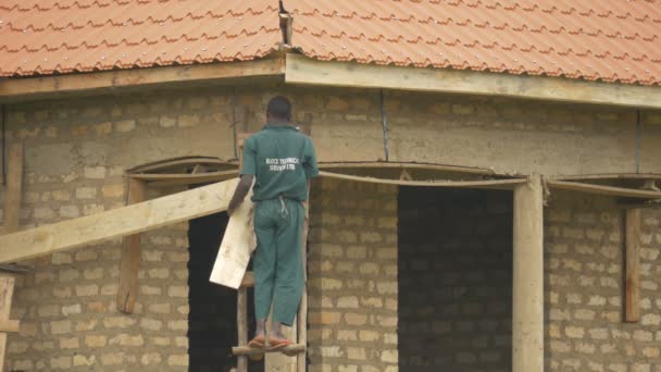 Constructor Africano Trabajando Una Casa — Vídeo de stock
