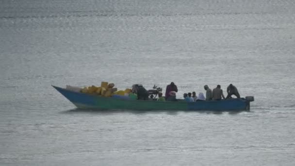 Barco Com Pessoas Navegando Lago — Vídeo de Stock
