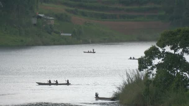 Båtar Navigerar Sjön Bunyonyi Uganda — Stockvideo