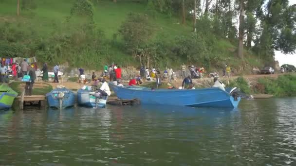 우간다 호숫가에 사람들 — 비디오