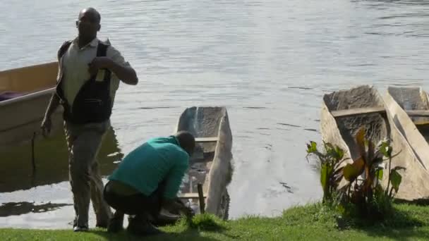 Homens Africanos Margem Lago — Vídeo de Stock