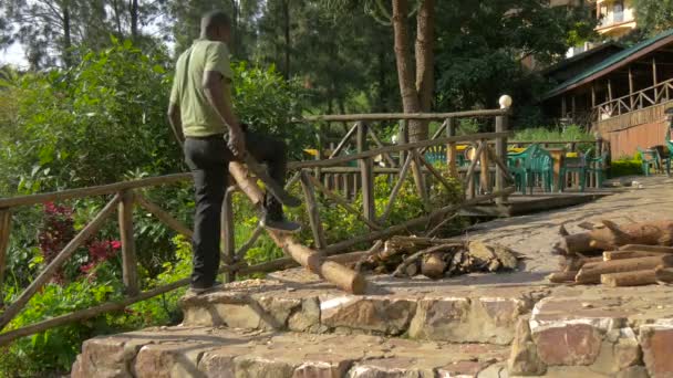 Afrikkalainen Mies Leikkaamalla Puutukit — kuvapankkivideo