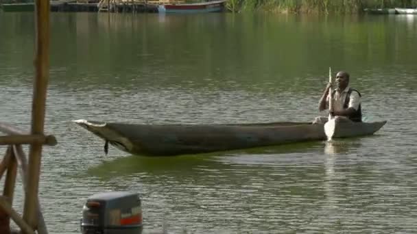 Mann Boot Verlässt Das Ufer — Stockvideo