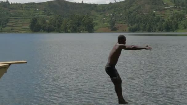 Αφρικανός Πηδάει Στη Λίμνη — Αρχείο Βίντεο
