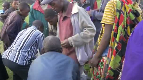 Africanos Reunidos Alrededor Sacos Con Frijoles — Vídeos de Stock