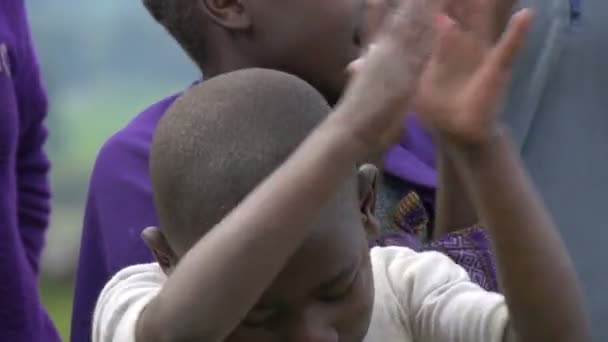 Afrikanske Barn Synger Klapper – stockvideo