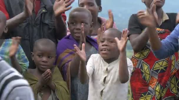 Afrikanische Kinder Singen Und Klatschen — Stockvideo