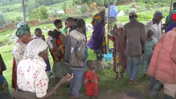 Africano Pessoas Deixando Pavilhão — Vídeo de Stock